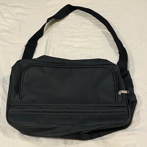 Small sized laptop bag with 2 main pockets and a mini divider